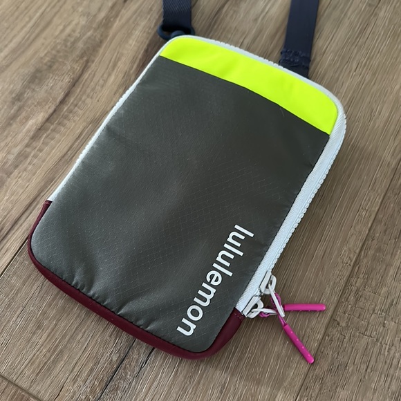 Lululemon Easy Access Cross body bag - Picture 6 of 10